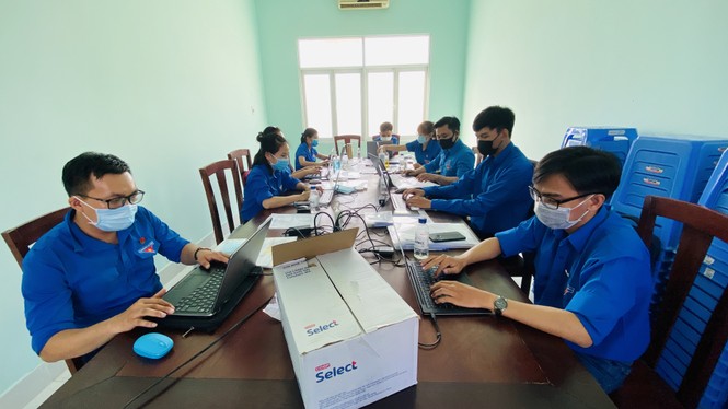 Áo xanh nơi tuyến đầu chống dịch Covid-19 - ảnh 4