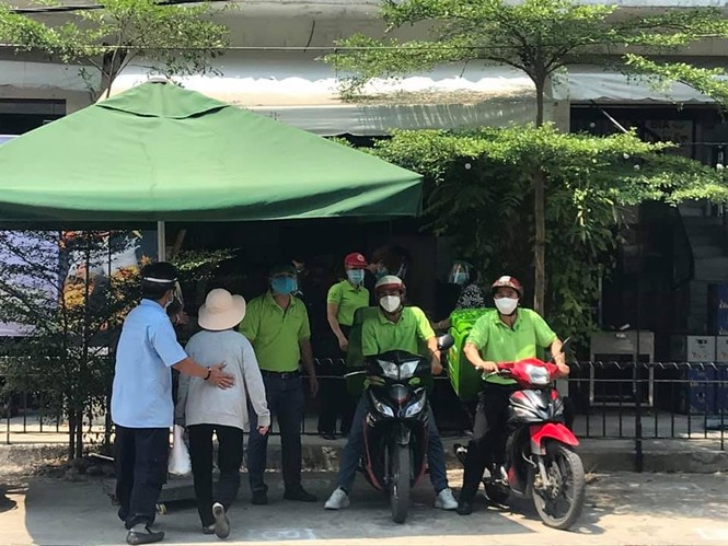 Ca sĩ Sỹ Luân tặng cơm cho người nghèo vượt qua mùa dịch COVID-19 - ảnh 15