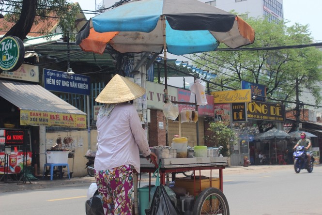 Ca sĩ Sỹ Luân tặng cơm cho người nghèo vượt qua mùa dịch COVID-19 - ảnh 10