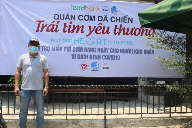 Ca sĩ Sỹ Luân tặng cơm cho người nghèo vượt qua mùa dịch COVID-19 - ảnh 3