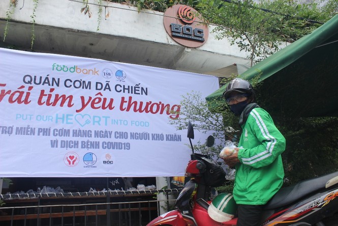 Ca sĩ Sỹ Luân tặng cơm cho người nghèo vượt qua mùa dịch COVID-19 - ảnh 4