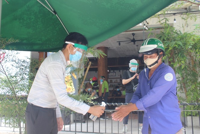 Ca sĩ Sỹ Luân tặng cơm cho người nghèo vượt qua mùa dịch COVID-19 - ảnh 5