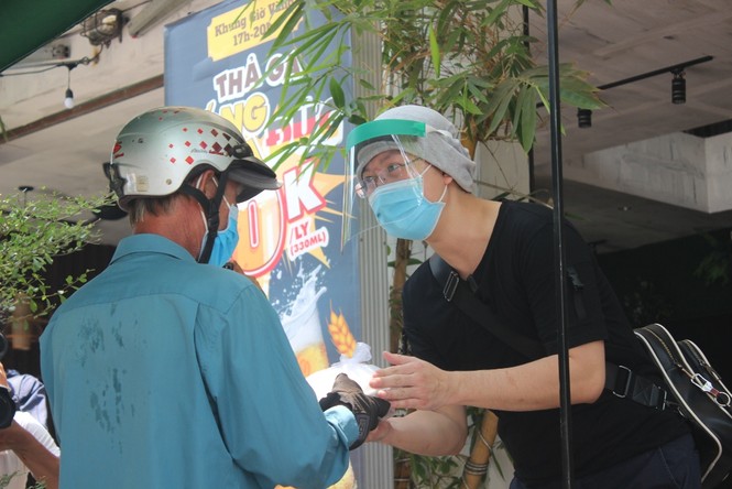 Ca sĩ Sỹ Luân tặng cơm cho người nghèo vượt qua mùa dịch COVID-19 - ảnh 8