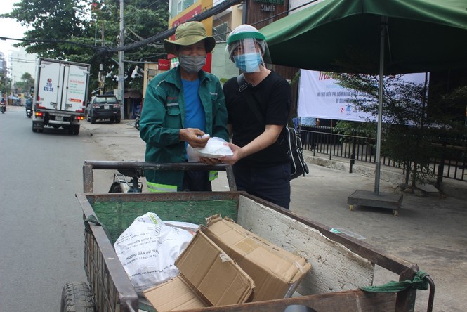 Ca sĩ Sỹ Luân tặng cơm cho người nghèo vượt qua mùa dịch COVID-19 - ảnh 9