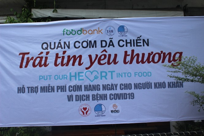 Ca sĩ Sỹ Luân tặng cơm cho người nghèo vượt qua mùa dịch COVID-19 - ảnh 1