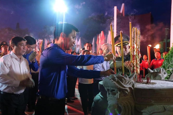 Lễ thắp nến tri ân các anh hùng liệt sĩ - ảnh 3