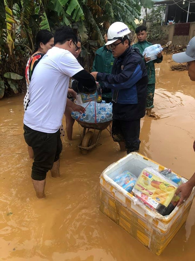 Trao quà cho đồng bào miền Trung - ảnh 1