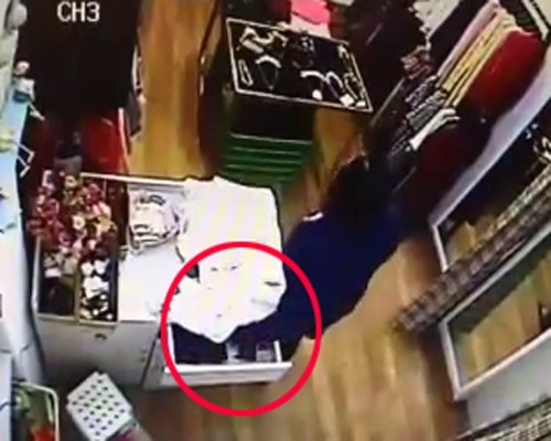 Quý bà vào shop Hà Nội trộm ví tiền nhanh như chớp - ảnh 1