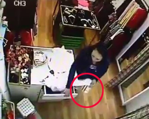 Quý bà vào shop Hà Nội trộm ví tiền nhanh như chớp - ảnh 2