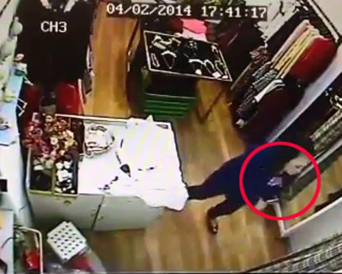 Quý bà vào shop Hà Nội trộm ví tiền nhanh như chớp - ảnh 3