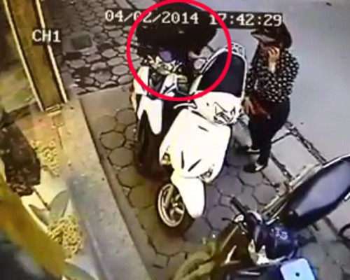 Quý bà vào shop Hà Nội trộm ví tiền nhanh như chớp - ảnh 4