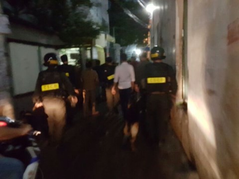 Hàng trăm cảnh sát dầm mưa bao vây nhà trùm ma túy ở Sài Gòn - ảnh 7