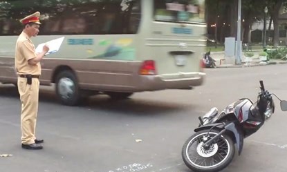 Tên cướp vượt đèn đỏ tháo chạy, tông người phụ nữ gãy chân - ảnh 1