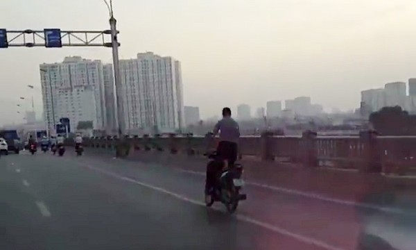 Quái xế diễn “xiếc khỉ” trên cầu Vĩnh Tuy - ảnh 1