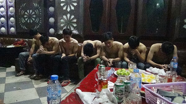 “Đột kích” quán karaoke phát hiện 15 đối tượng đang “phê” ma túy - ảnh 2