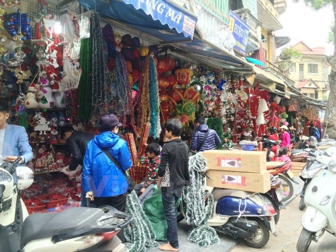 Phố Hàng Mã trang hoàng lung linh trước Giáng sinh - ảnh 11