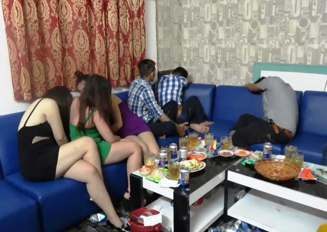 Bắt quả tang 2 đôi nam nữ mua bán dâm trong nhà nghỉ - ảnh 1