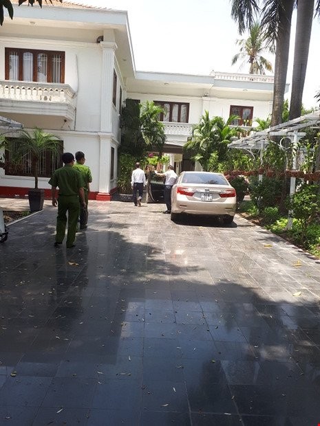 Công an khám xét nhà đại gia ngân hàng Hứa Thị Phấn - ảnh 1