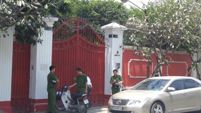 Công an khám xét nhà đại gia ngân hàng Hứa Thị Phấn - ảnh 2