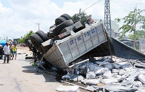 CSGT ngăn chặn bất thành xe tải gây tai nạn 13 người chết - ảnh 1