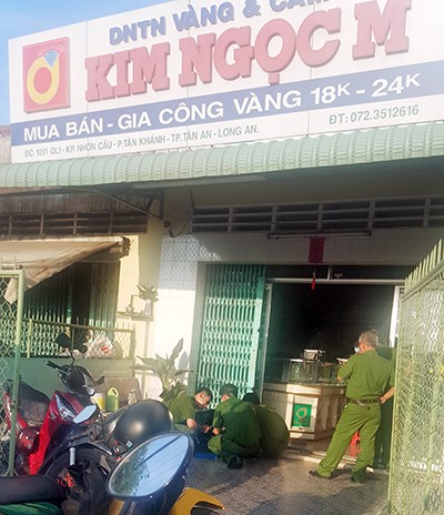 Kẻ bịt mặt chém người, cướp 10 lượng trong tiệm vàng - ảnh 1