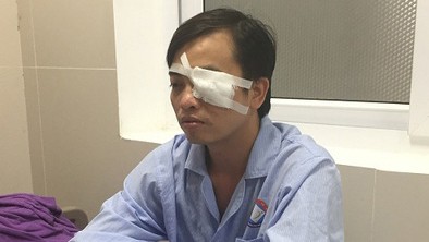 Bác sĩ bị đánh gục khi ngăn hỗn chiến ở bệnh viện - ảnh 1