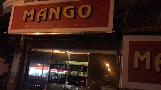 Tiếp viên nữ phục vụ 'quý ông' nước ngoài trong nhà hàng không phép - ảnh 2