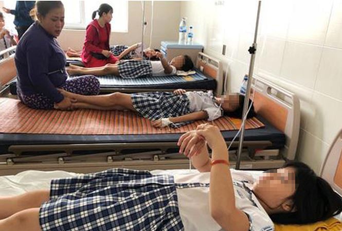Tạm đình chỉ cơ sở bán trà sữa nghi gây ngộ độc cho 50 học sinh - ảnh 1