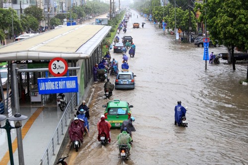 Mưa lũ làm 10 người chết, nhiều tỉnh đối mặt với lụt lịch sử - ảnh 2