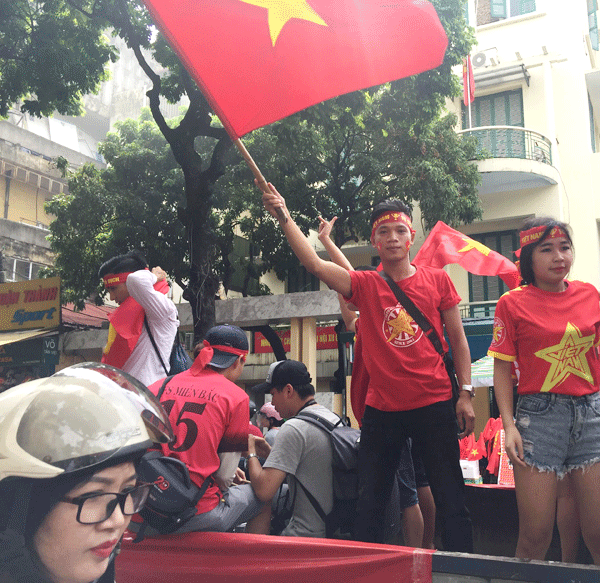 CĐV Hà Nội nhuộm đỏ phố phường, háo hức trước giờ bóng lăn - ảnh 6
