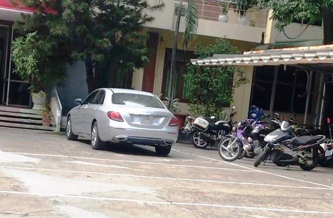 Cảnh sát chặn bắt cô gái lái Mercedes lạng lách trên phố - ảnh 1