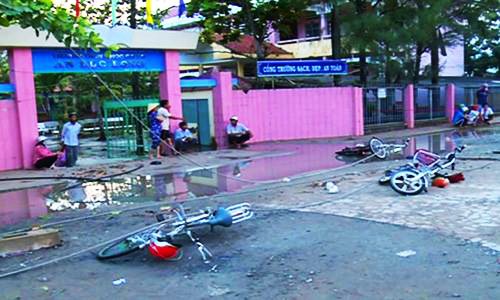 Buổi chiều định mệnh của hai học sinh bị điện giật trước cổng trường - ảnh 1