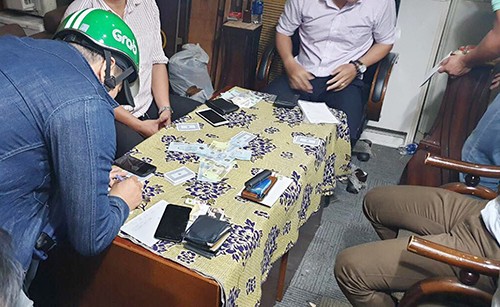 Cảnh sát đột kích sòng Poker của nhân viên văn phòng - ảnh 1