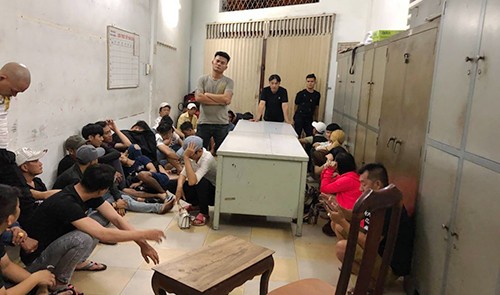 Cảnh sát đột kích quán bar nổi tiếng ở Sài Gòn - ảnh 1