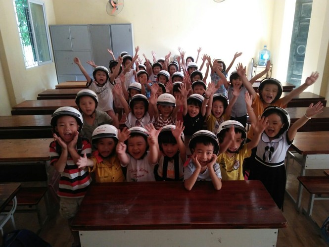 HEAD Tiến Cường tặng hàng trăm mũ bảo hiểm cho học sinh để 'Giữ trọn ước mơ' - ảnh 1