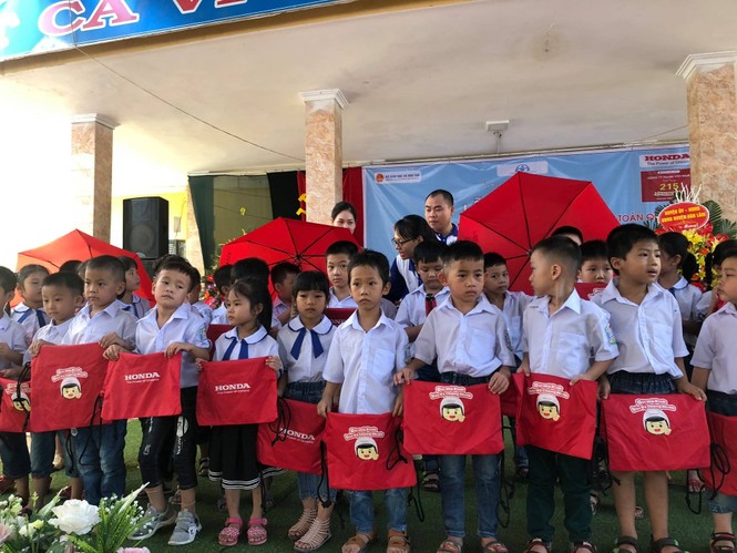 HEAD Tiến Cường tặng hàng trăm mũ bảo hiểm cho học sinh để 'Giữ trọn ước mơ' - ảnh 3
