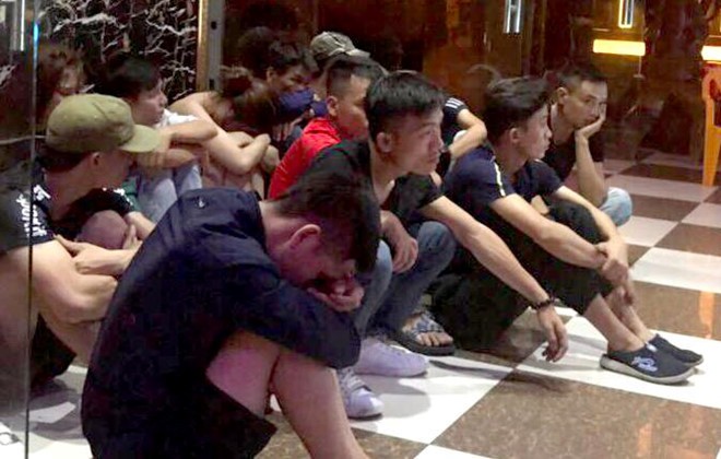 16 người phê ma túy leo nóc nhà trốn cảnh sát - ảnh 1