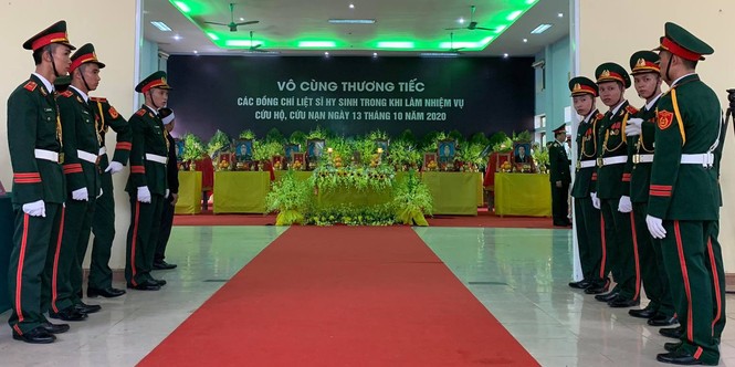 Hàng ngàn người tiễn biệt 13 liệt sĩ hy sinh tại Rào Trăng - ảnh 19