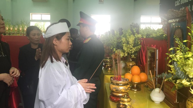 Hàng ngàn người tiễn biệt 13 liệt sĩ hy sinh tại Rào Trăng - ảnh 20