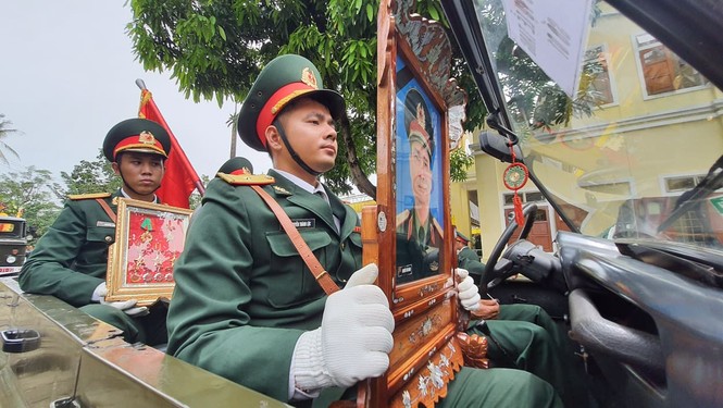 Hàng ngàn người tiễn biệt 13 liệt sĩ hy sinh tại Rào Trăng - ảnh 13