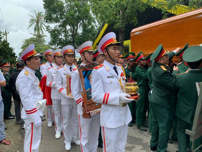 Hàng ngàn người tiễn biệt 13 liệt sĩ hy sinh tại Rào Trăng - ảnh 12
