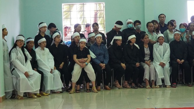 Hàng ngàn người tiễn biệt 13 liệt sĩ hy sinh tại Rào Trăng - ảnh 24
