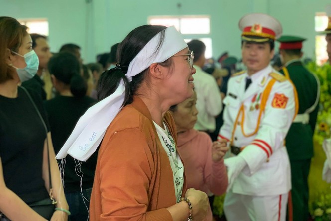 Hàng ngàn người tiễn biệt 13 liệt sĩ hy sinh tại Rào Trăng - ảnh 22
