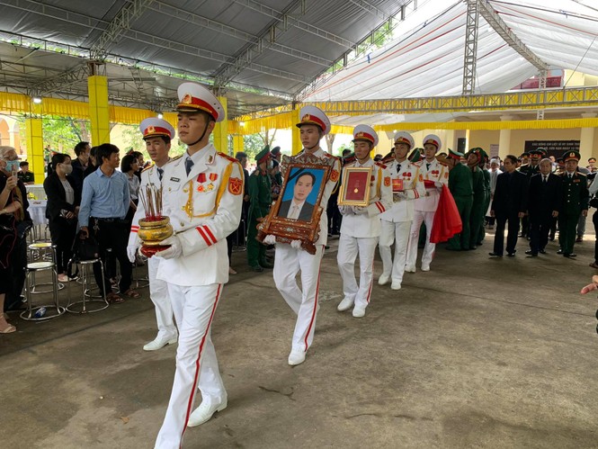 Hàng ngàn người tiễn biệt 13 liệt sĩ hy sinh tại Rào Trăng - ảnh 1
