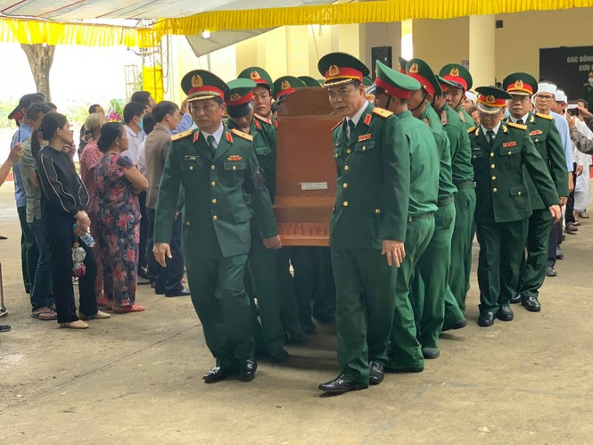 Hàng ngàn người tiễn biệt 13 liệt sĩ hy sinh tại Rào Trăng - ảnh 6
