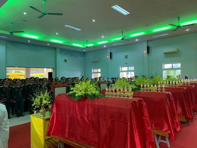 Hàng ngàn người tiễn biệt 13 liệt sĩ hy sinh tại Rào Trăng - ảnh 16