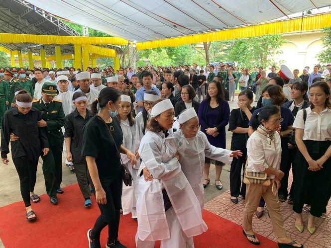 Hàng ngàn người tiễn biệt 13 liệt sĩ hy sinh tại Rào Trăng - ảnh 17