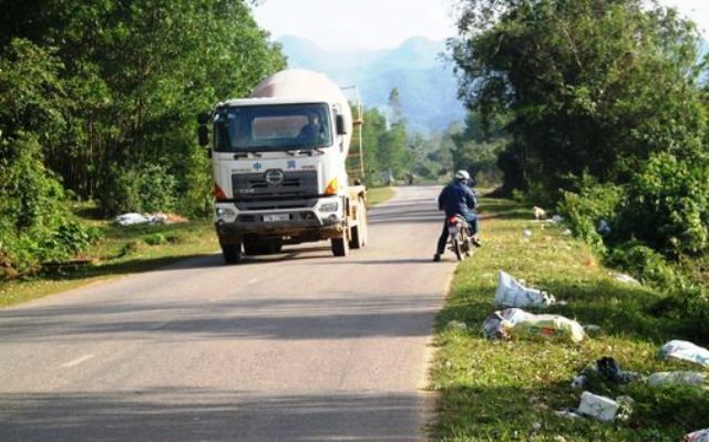 Rải đơn vu chủ tịch xã làm nhân viên có bầu! - ảnh 1