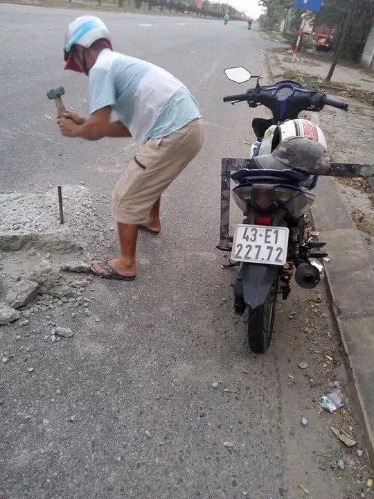 Sợ người dân gặp nạn, 2 thợ đá đục mảng bê tông gây 'sốt' mạng xã hội - ảnh 1