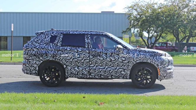 Mitsubishi Outlander thế hệ mới rò rỉ ảnh chạy thử - ảnh 1